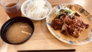 期間工の鶏肉とご飯と味噌汁